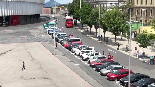Llegada del Athletic a San Mamés antes del encuentro con el Atlético