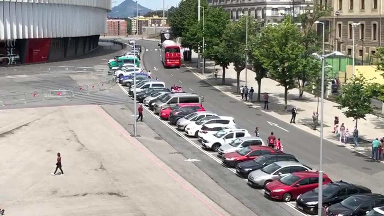 Llegada del Athletic a San Mamés antes del encuentro con el Atlético