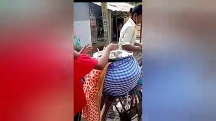 শঙ্খ বাজিয়ে ঘুগনি বিক্রি।।গ্রাম বাংলার অভিনব ঘুগনি বিক্রেতা l unique mator ghugni vendor