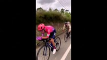 El ciclista Rigoberto Urán le regala una bicicleta a un aficionado que logró alcanzarle