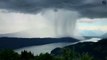 Une colonne de pluie se déverse au-dessus d'un lac en Autriche. Déluge impressionnant