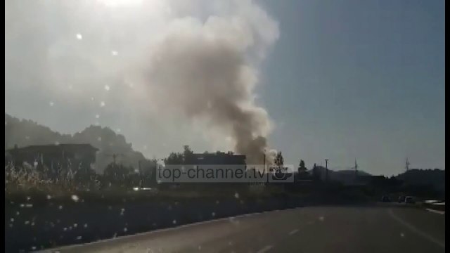 Merr flakë servisi në rrugën Tiranë-Elbasan