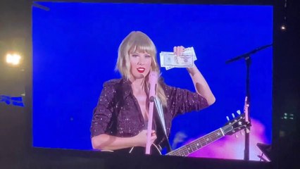 Taylor Swift Gets Money From A Fan!!