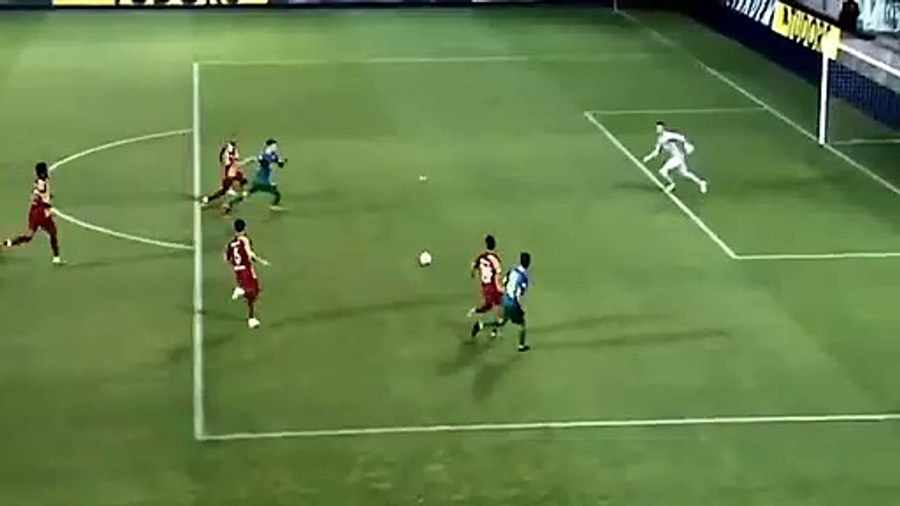 Muslera se rompe la tibia y el peroné en este terrorífico choque