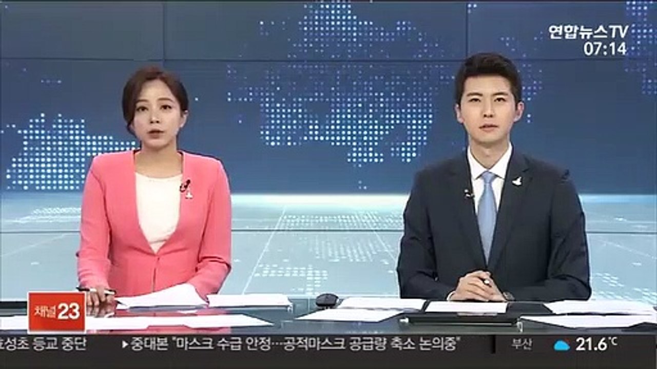 홍콩 경찰, 시위 여성 무릎으로 목 눌러 제압