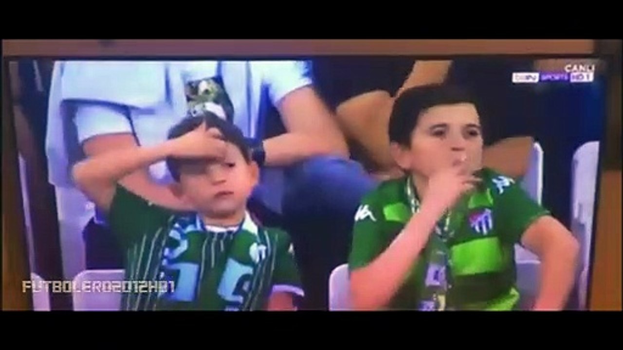 El vídeo viral de un niño fumando en un estadio de fútbol