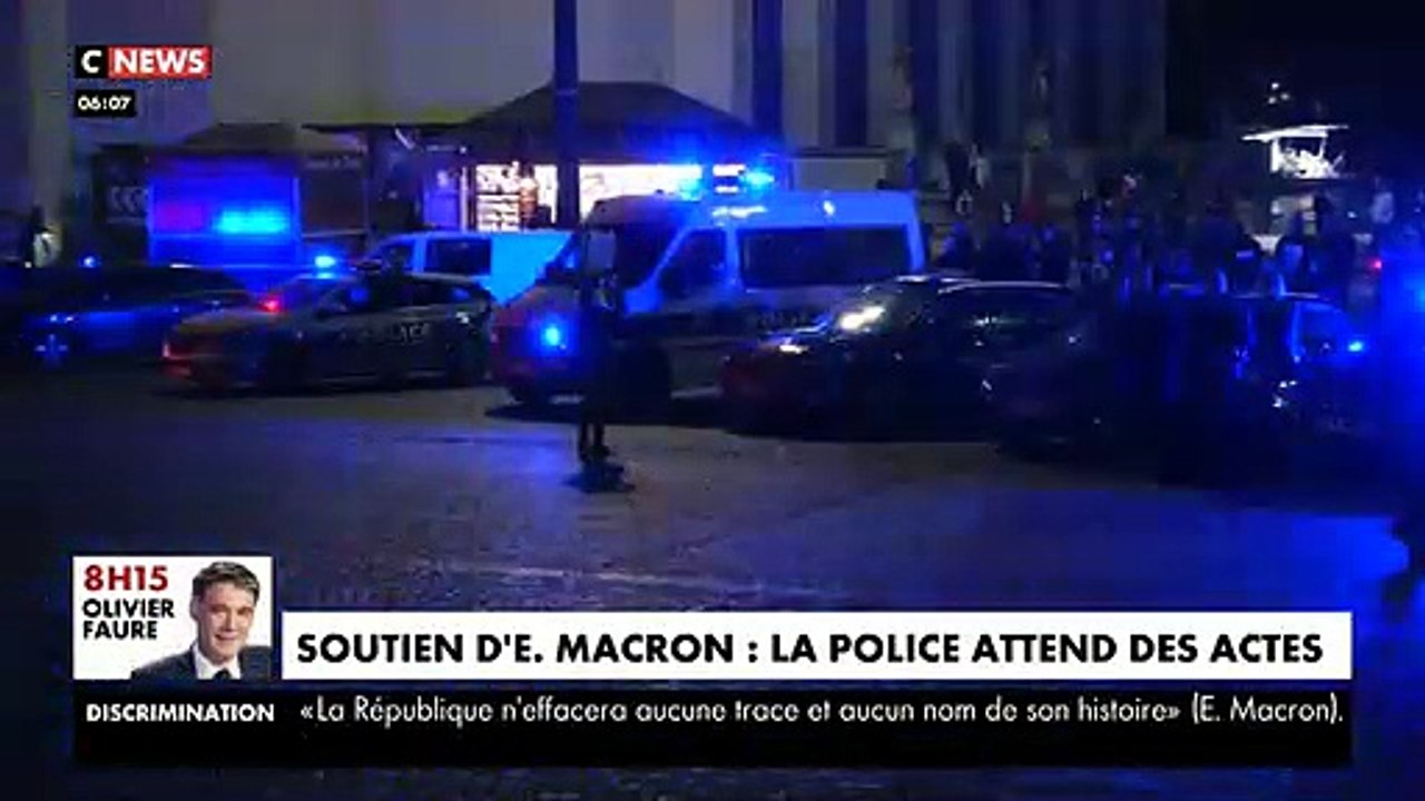 Plusieurs centaines de policiers se sont rassemblés, par surprise,  hier soir à Paris sur l'esplanade du Trocadéro quelques heures après l'allocution d'Emmanuel Macron