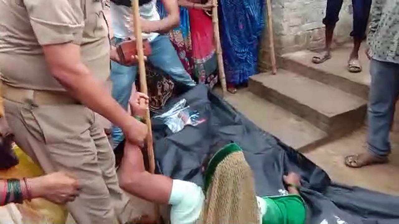 घर में सो रही महिला का बेरहमी से सर कुचलकर हत्या