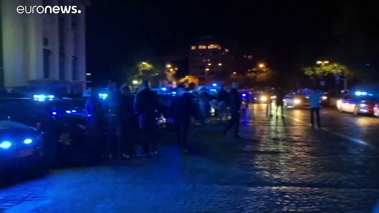 شاهد: مظاهرات ليلية مفاجئة للشرطة الفرنسية للتنديد بموقف وزير الداخلية تجاه قضية عنصرية الشرطة