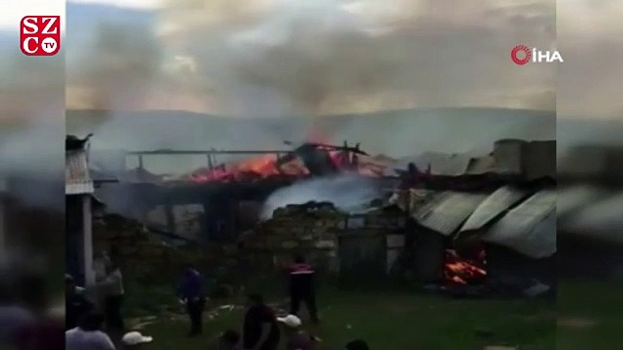 Refahiye’de yıldırım düşen 3 ev 1 ahır yandı