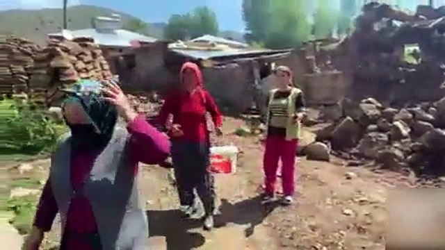 Vatandaşlar kendini yere attı! CNN Türk muhabiri Fulya Öztürk canlı yayında depreme yakalandı