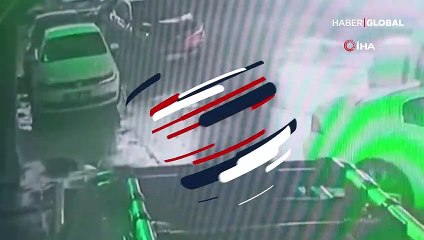 Rüzgar çatıdan uçurdu, altında kalmaktan saniyelerle kurtuldu