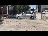 Ora News - Makina me shpejtësi humb kontrollin dhe përplaset me pemën në hyrje të Korçës