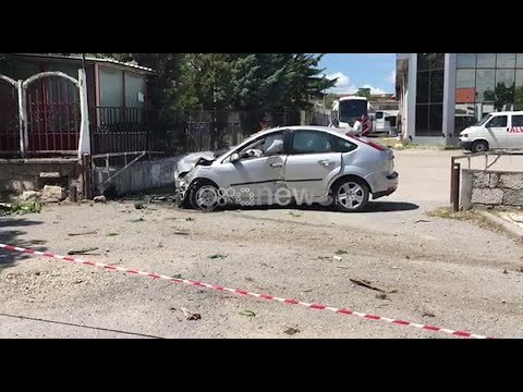 Ora News - Makina me shpejtësi humb kontrollin dhe përplaset me pemën në hyrje të Korçës
