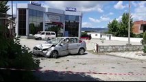 Report TV - Korçë/ Shoferi humb kontrollin e makinës, merr përpara pemën dhe përplaset me biznesin