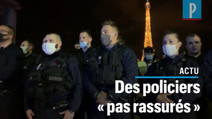Paris : des policiers en colère chantent la Marseillaise de nuit au Trocadéro