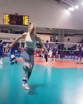 Elle maitrise tellement l’art de jongler le ballon de volley mais aussi de faire des figures acrobatiques sans jamais faire tomber le ballon.