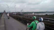 Xe máy đi với tốc độ xe đạp lên cầu Long Biên