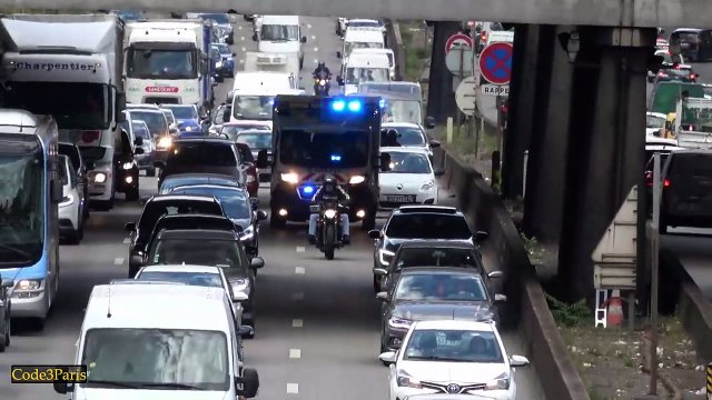 Cette ambulance a été escortée par un motard pour pouvoir aller plus vite