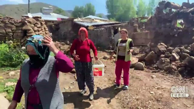Son dakika... CNN TÜRK ekibi canlı yayında depreme yakalandı! | Video