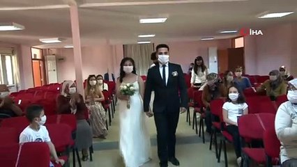 Salona giremeyince nikahı pencerelerden izlediler