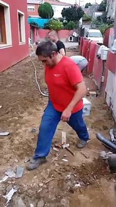 O fio era curto, mas eles queriam mesmo acabar a obra...