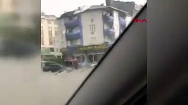 İstanbul'da ani bastıran yağış yolları göle çevirdi!