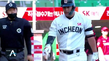 경기 중 난데없이 만세…골키퍼 ‘수난시대’