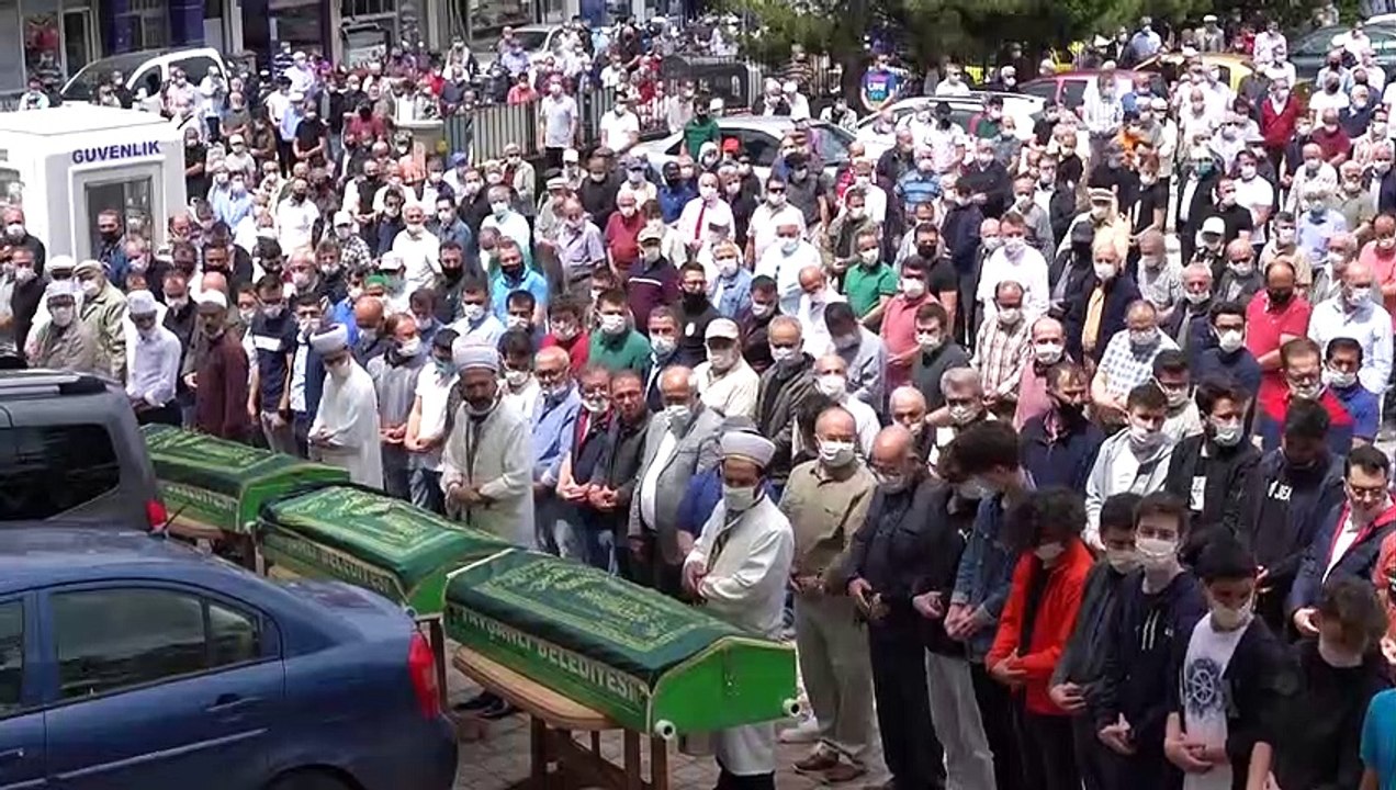 Balıkesir'deki kazada ölen 6 kişiden 3'ünün cenazeleri toprağa verildi - KÜTAHYA