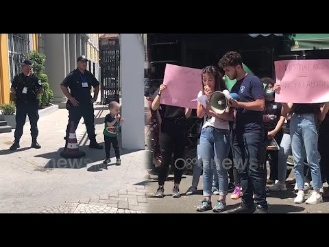 Ora News - Pas provimit të Matematikës, maturantët protestë te Ministria, policia me përforcime