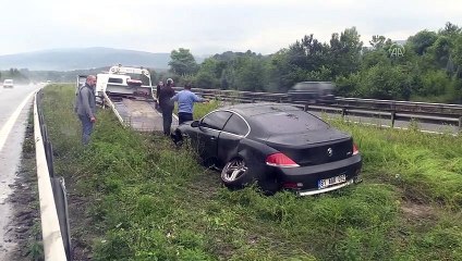 Kaza yapan otomobili kaldırırken çamura saplanan çekiciyi itfaiye çıkardı - DÜZCE