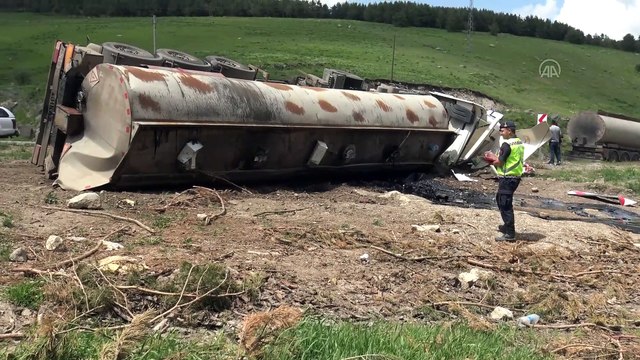 Bingöl'deki depremin ardından bölgeye giden AFAD ekibi kaza yapan tır sürücüsünü kurtardı - KARS