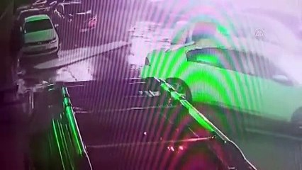 Apartman sakininin çatıdan düşen sacın altında kalmaktan son anda kurtulması güvenlik kamerasında - ARTVİN