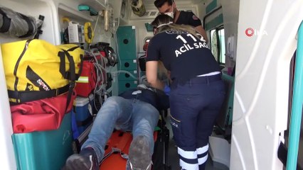 Takla atan araç karşı şeride geçti... Ekipler gelene kadar yol güvenliğini gazeteciler sağladı