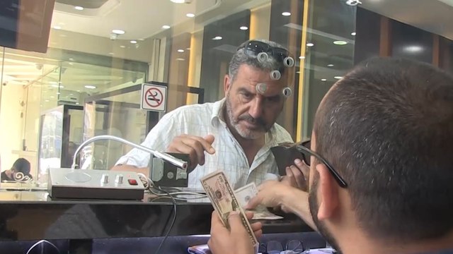 بهدف منع العملة المحلية من الانهيار.. مصرف لبنان يضخ الدولار بالأسواق