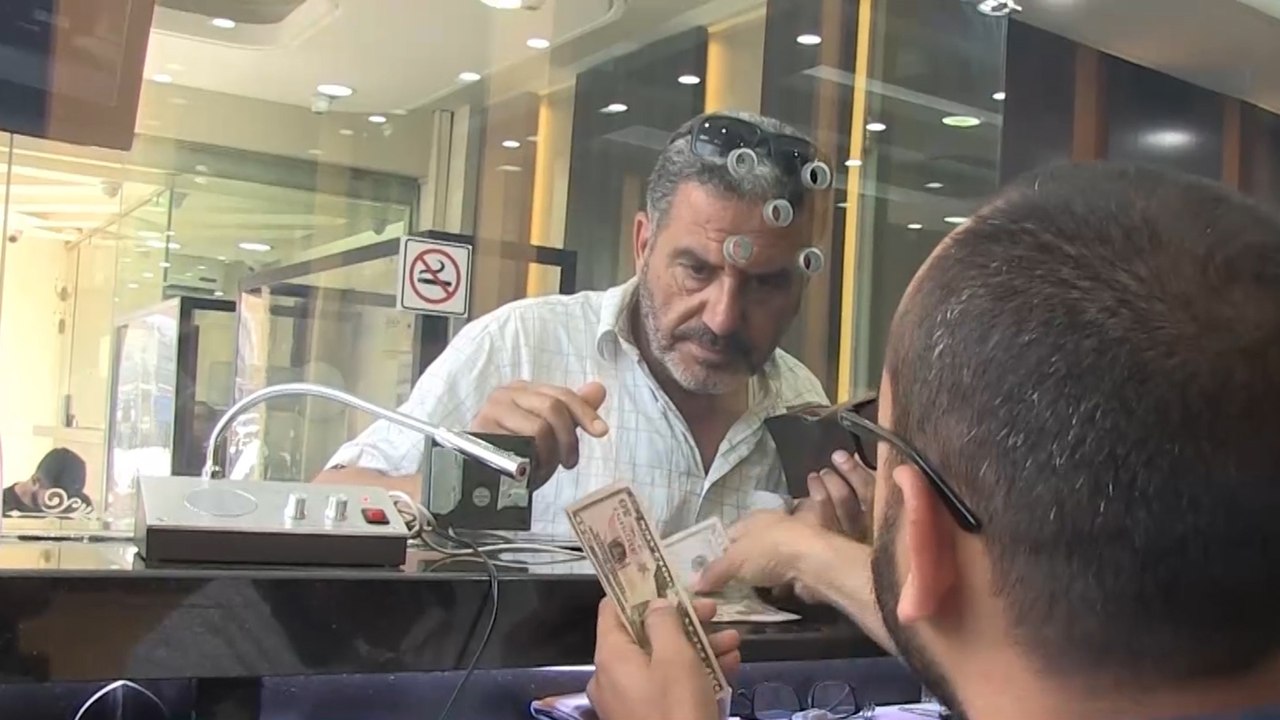 بهدف منع العملة المحلية من الانهيار.. مصرف لبنان يضخ الدولار بالأسواق