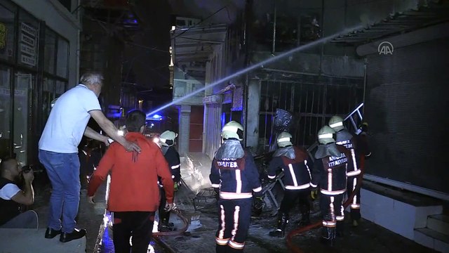 Ankara'da ikinci el mobilya satılan iş yerinde çıkan yangın hasara neden oldu