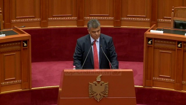 Top News - Ndryshimet kushtetuese/ Tre deputete firmosin nismën