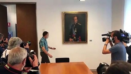 El Parlamento de Navarra retira un retrato del rey Juan Carlos