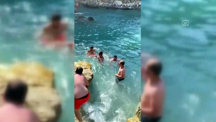 Kayalıklarda mahsur kalan tatilciyi itfaiye ekipleri kurtardı - ANTALYA