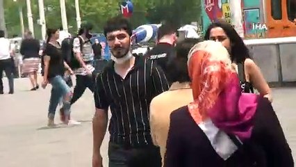 Taksim Meydanı’ndaki kalabalık dikkat çekiyor