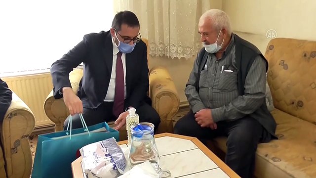 Cumhurbaşkanı Erdoğan'dan cuma namazı için stada giremeyen Konyalı dedeye seccade hediyesi