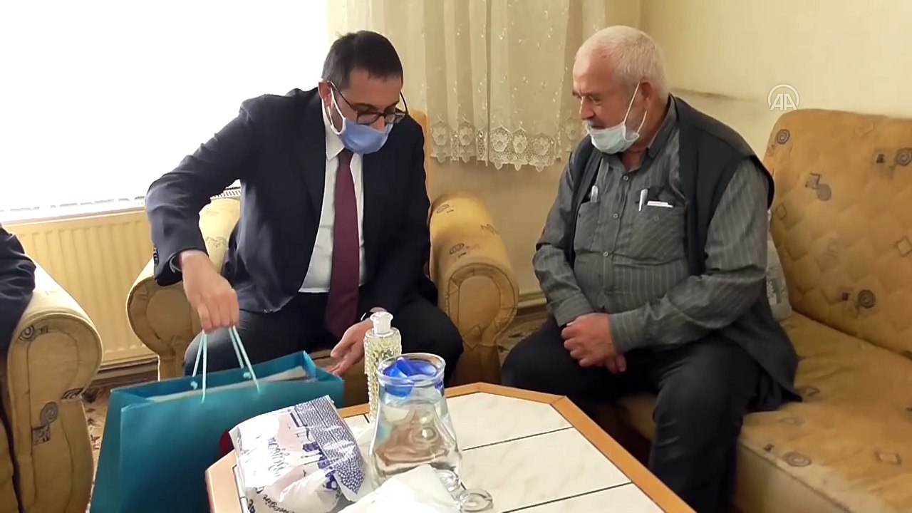 Cumhurbaşkanı Erdoğan'dan cuma namazı için stada giremeyen Konyalı dedeye seccade hediyesi