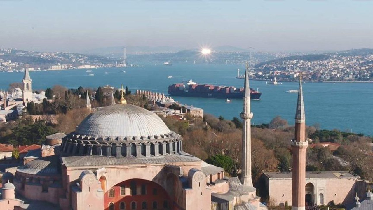 AKP Sözcüsü Çelik: Savunma Bakanı yapmak için aklı başında adam bulamıyorlar