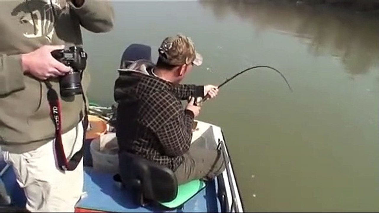 Homem pesca peixe que mais parece um monstro