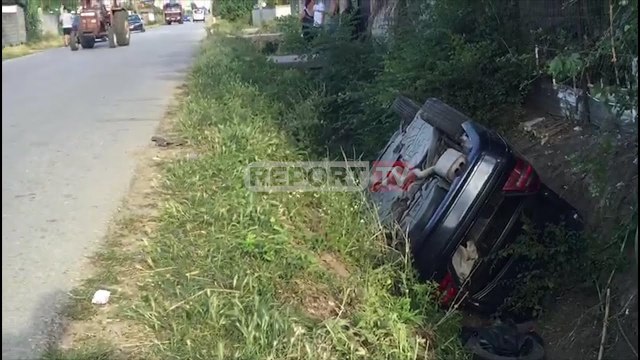 Report TV -Fier, pas përplasjes me një mjet bujqësor makina përfundon në kanal, tre të plagosur
