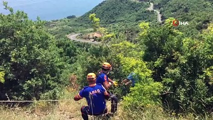 Seyir halindeki otomobil 40 metre uçurumdan yuvarlandı