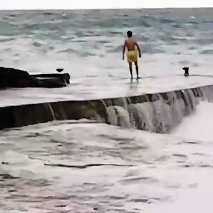 Il plonge dans les vagues  en pleine tempête et ressort indemne