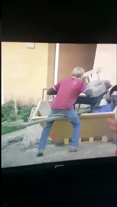 Grosse galère avec sa brouette de gravats