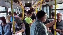 Metrobüs duraklarında sosyal mesafe unutuldu